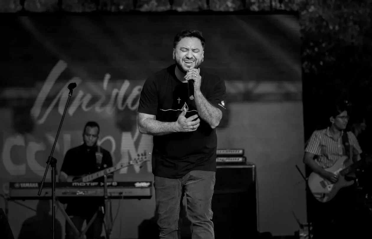 Luis Fabián cantando en vivo con su banda